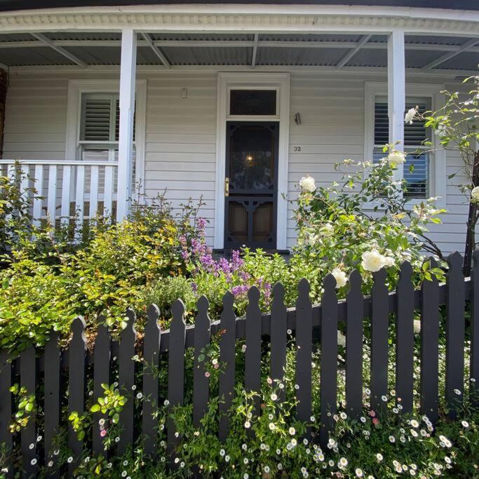 Charming Cottage Nestled In Prime Location 론서스턴 외부 사진